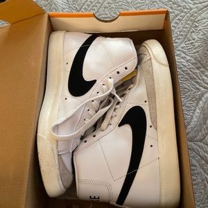 NIKE BLAZERS